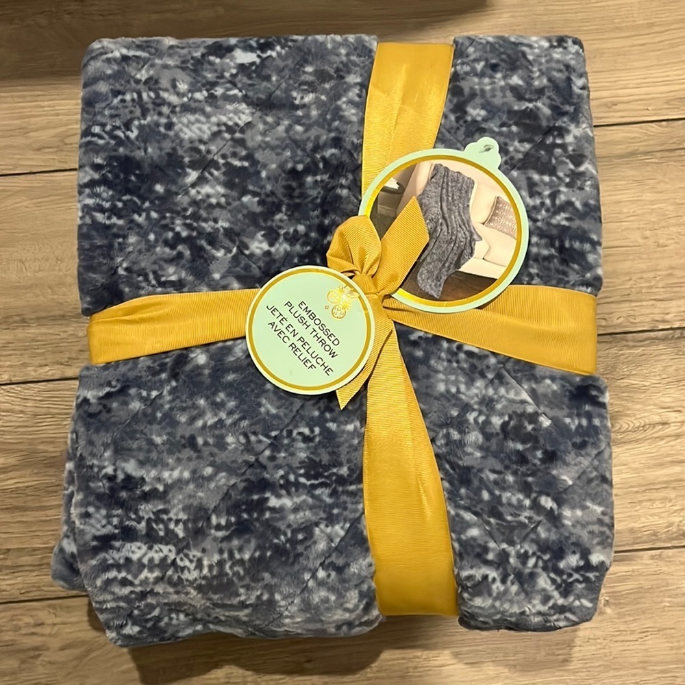NWT embossed plush throw 50x60 inch